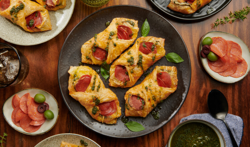 Pepperoni, queso puff pastry con pesto